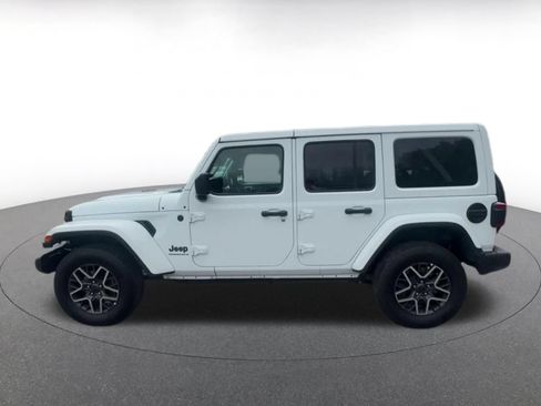 Used 2025 Jeep Wrangler Unlimited Sahara AWD/4WD image 8