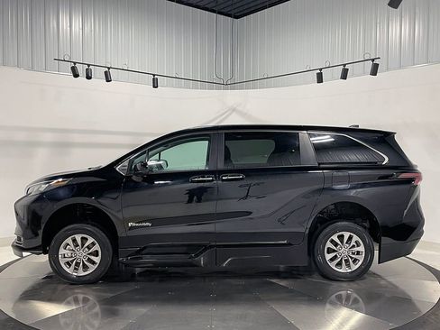 Used 2025 Toyota Sienna XLE image 11