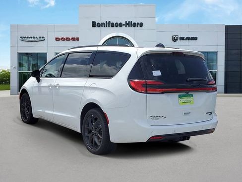 New 2026 Chrysler Pacifica Limited image 3