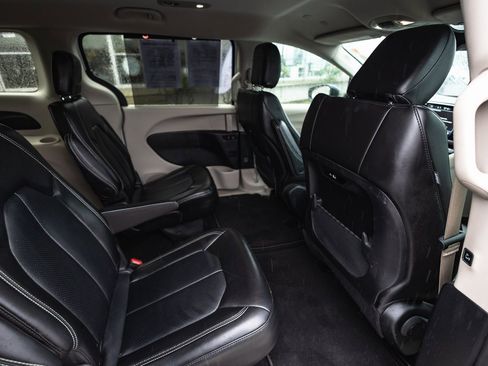 Used 2024 Chrysler Pacifica Touring-L image 35