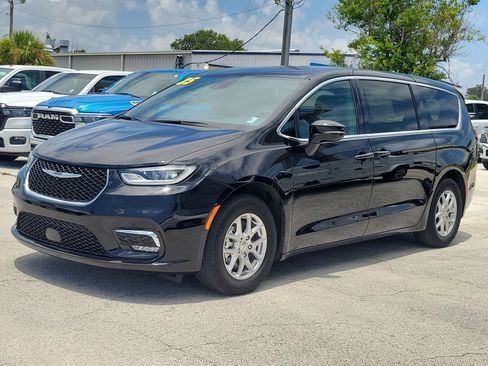 Used 2025 Chrysler Pacifica Select FWD image 2
