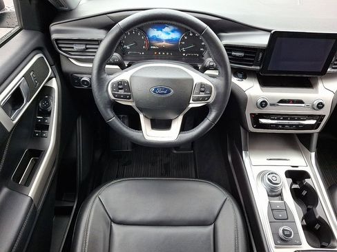 Used 2022 Ford Explorer XLT w/ Equipment Group 202A image 2