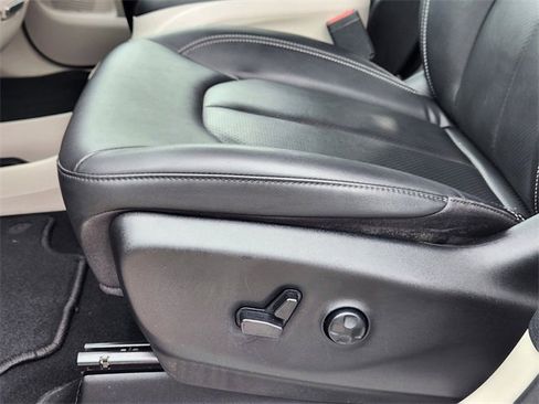 Used 2024 Chrysler Pacifica Touring-L image 21