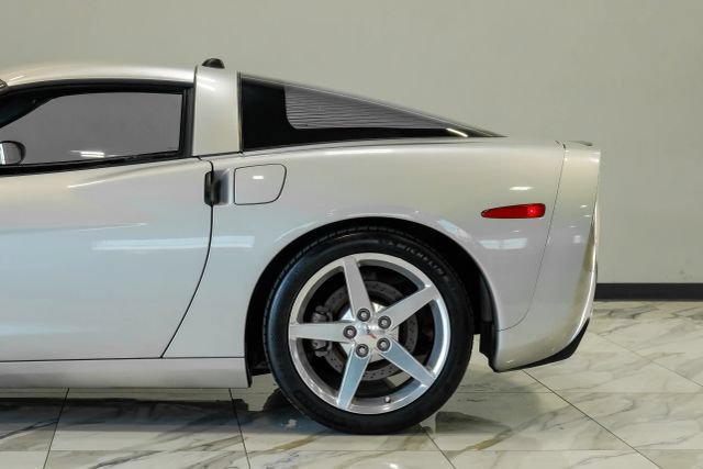 Used 2005 Chevrolet Corvette Coupe w/ Preferred Equipment Group RWD image 18