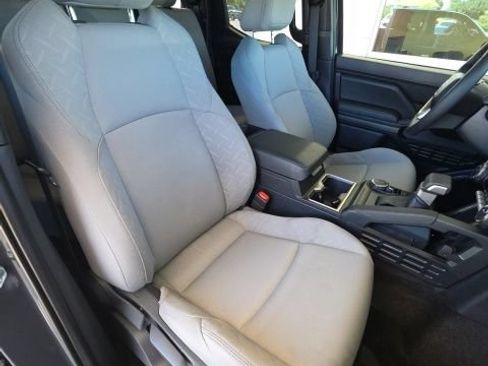 Used 2025 Toyota Tacoma SR5 AWD/4WD image 21