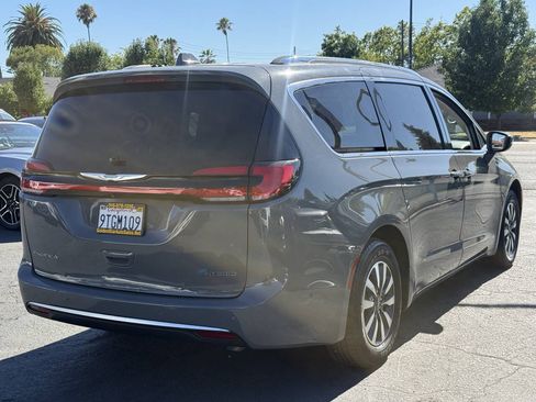 Used 2021 Chrysler Pacifica Touring-L FWD image 6