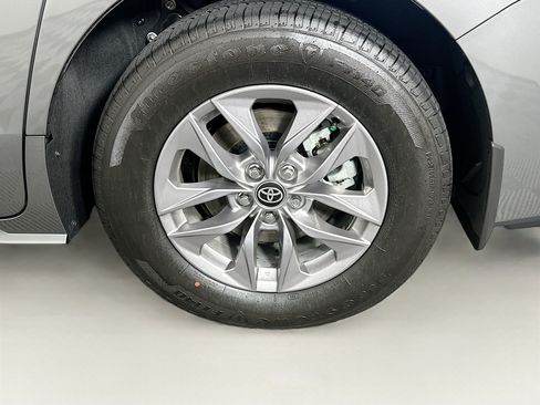 Used 2026 Toyota Sienna XLE FWD image 11