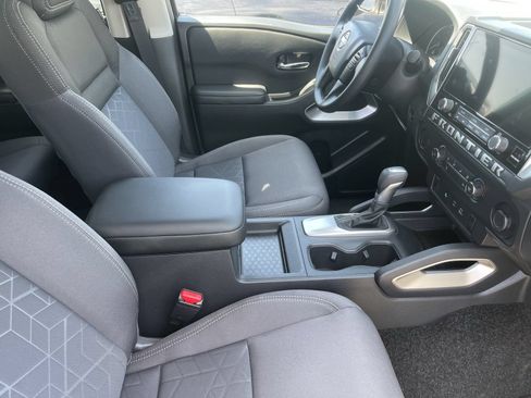 Used 2026 Nissan Frontier SV w/ Tow Package RWD image 5