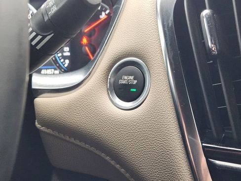 Used 2023 Chevrolet Traverse Premier FWD image 8