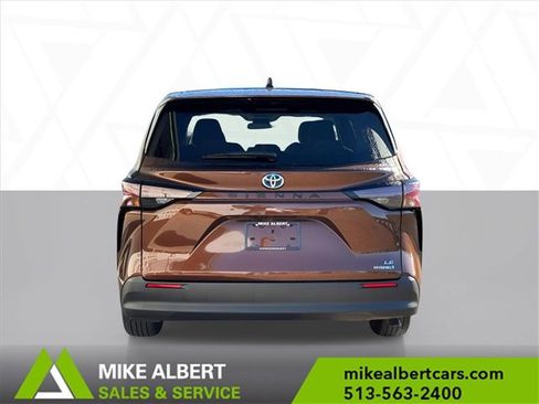 Used 2024 Toyota Sienna LE image 5