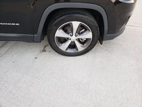 Used 2019 Jeep Cherokee Limited image 10