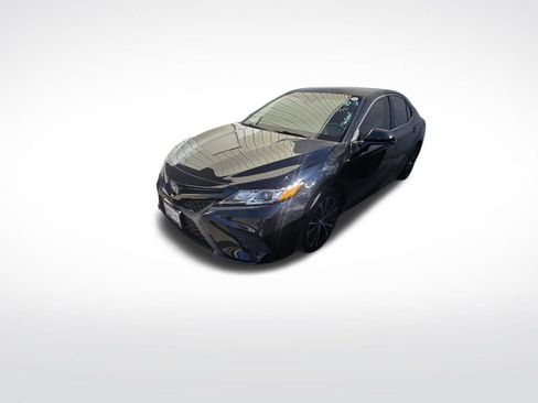 Used 2018 Toyota Camry SE image 3