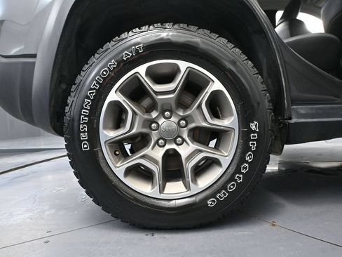 Used 2022 Jeep Cherokee Trailhawk AWD/4WD image 14