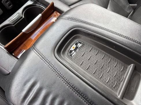 Used 2017 Cadillac Escalade Luxury image 27