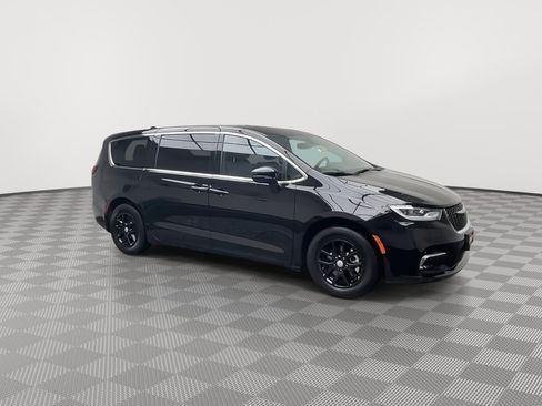 Used 2025 Chrysler Pacifica Select FWD image 40