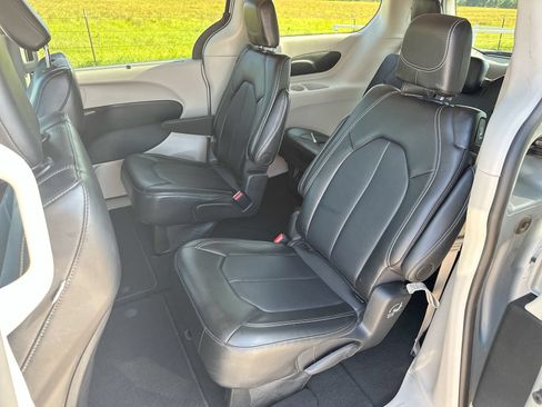 Used 2024 Chrysler Pacifica Touring-L FWD image 21