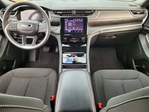 Used 2025 Jeep Grand Cherokee Laredo X image 13