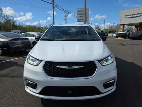 Used 2025 Chrysler Pacifica Select w/ Uconnect Theater Family Group image 16