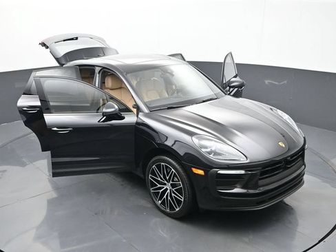 Certified 2025 Porsche Macan AWD/4WD image 33