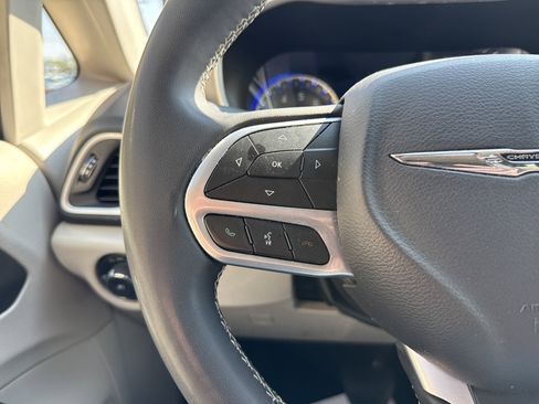 Used 2024 Chrysler Pacifica Touring-L FWD image 27