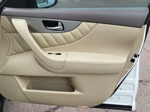 Used 2017 INFINITI QX70 2WD w/ Premium Package image 16