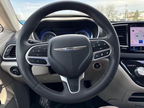 Used 2022 Chrysler Pacifica Touring-L image 14