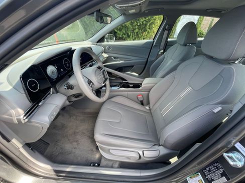 Used 2025 Hyundai Elantra SEL image 27