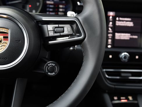Certified 2026 Porsche Macan AWD/4WD image 16
