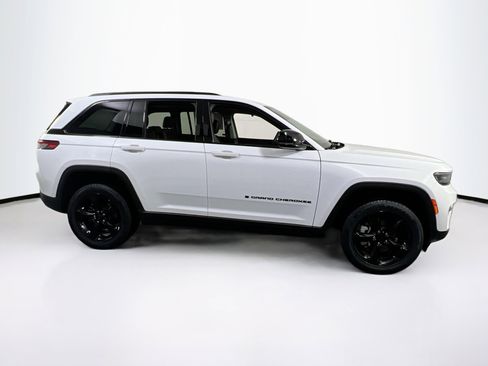 Used 2023 Jeep Grand Cherokee Limited w/ Black Appearance Package AWD/4WD image 4