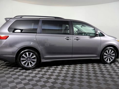 Used 2018 Toyota Sienna Limited image 7