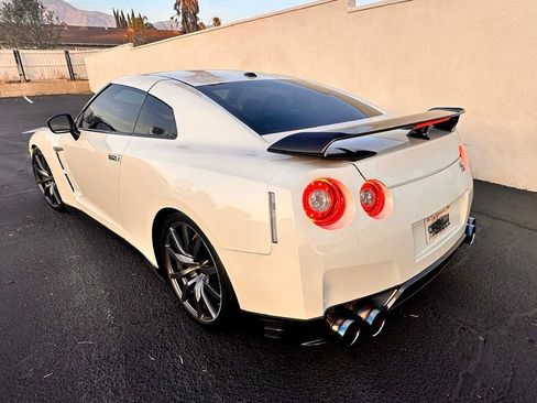 Used 2015 Nissan GT-R Premium AWD/4WD image 3