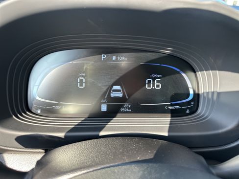 Used 2024 Hyundai Venue Limited image 16