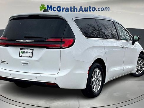 Used 2024 Chrysler Pacifica Touring-L image 6