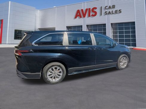 Used 2025 Toyota Sienna LE image 5