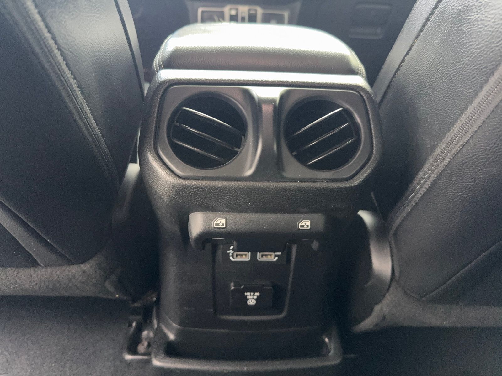 Used 2018 Jeep Wrangler Unlimited Sahara AWD/4WD image 34