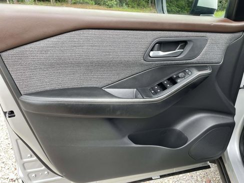 Used 2023 Nissan Rogue SV FWD image 5