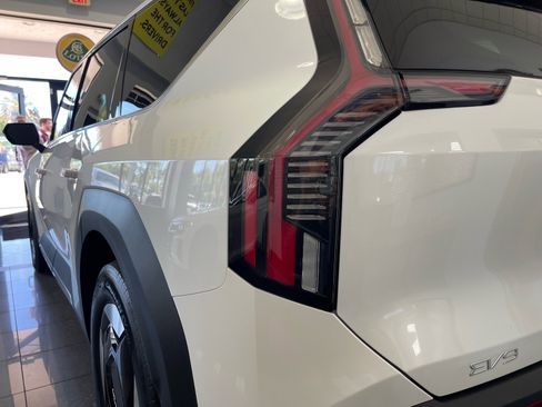 Used 2024 Kia EV9 Light Long Range RWD image 18