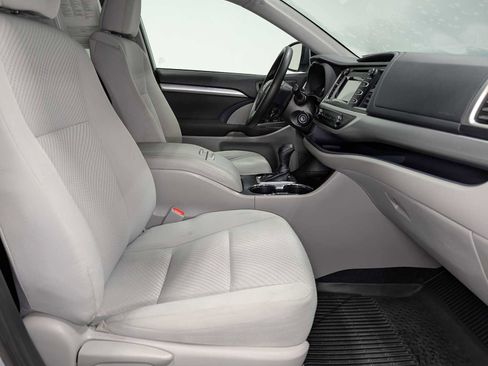 Used 2019 Toyota Highlander LE image 37