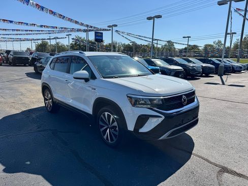 Used 2022 Volkswagen Taos SE image 3