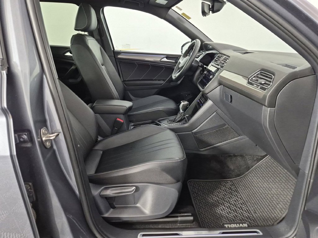 Used 2023 Volkswagen Tiguan SE R-Line FWD image 35