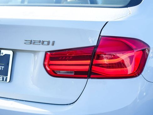 Used 2018 BMW 320i Sedan RWD image 9