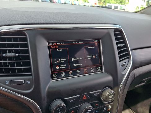 Used 2019 Jeep Grand Cherokee Laredo AWD/4WD image 18