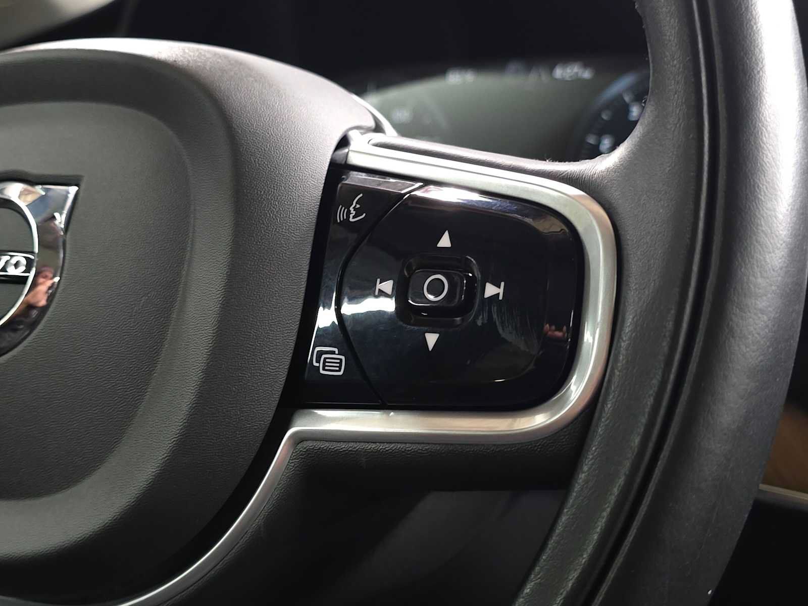 Used 2022 Volvo XC90 T6 Momentum w/ Climate Package AWD/4WD image 28