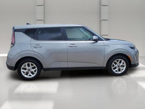 Used 2023 Kia Soul LX w/ LX Technology Package FWD image 4