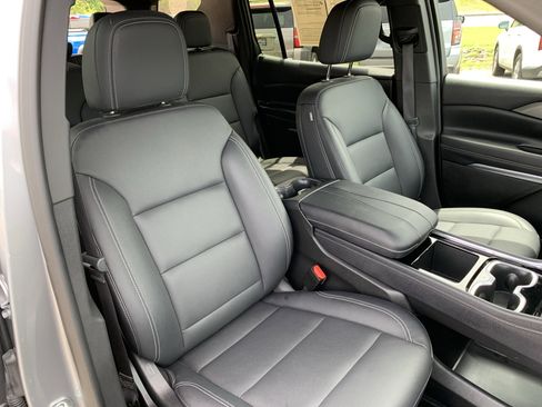 Used 2025 Chevrolet Traverse LT FWD image 45