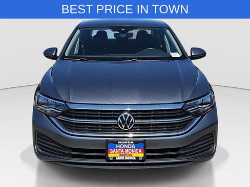 Used 2022 Volkswagen Jetta SE FWD image 2