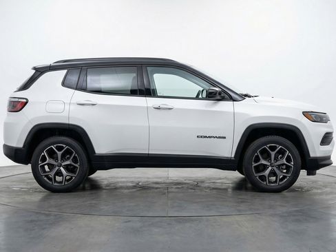 Used 2025 Jeep Compass Limited AWD/4WD image 11