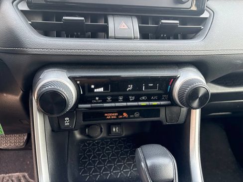 Used 2019 Toyota RAV4 LE FWD image 15