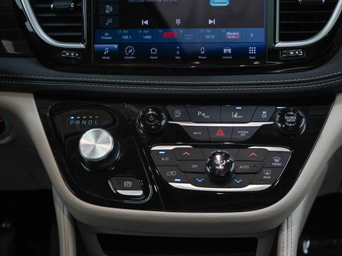 Used 2023 Chrysler Pacifica Limited FWD image 17