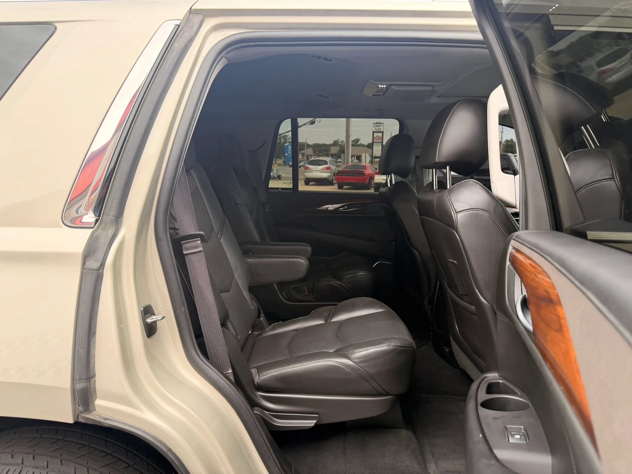 Used 2016 Cadillac Escalade Luxury AWD/4WD image 36